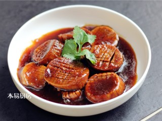 蚝油杏鲍菇,味道真是太赞了,吃起来就像是吃肉,但这是一道非常地道的素菜。