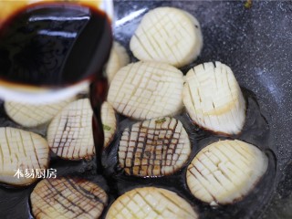 蚝油杏鲍菇,将调好的酱汁倒入锅中,炖煮4、5分钟,至杏鲍菇软塌入味。记得期间给杏鲍菇翻个面儿,不然上色不均匀入味也不均匀。