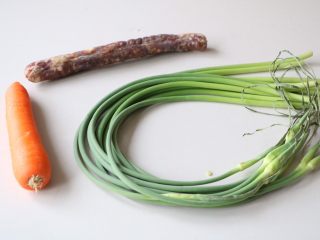 蒜苔炒腊肠_蒜苔炒腊肠热量