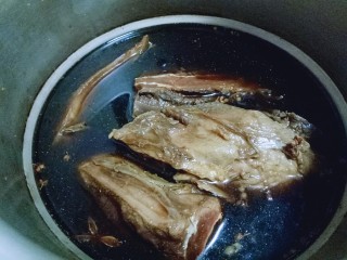 #食二星座#酱牛腱,加入清水,没过牛腱子即可,盖上盖子。