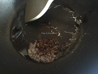 宫保豆腐丁,将锅中的食用油倒出,留少许将花椒爆香