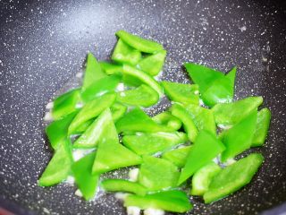 青椒炒鸡蛋,加入青椒,翻炒至断生