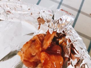 蜜汁烤翅根-年夜饭、宴请菜类,用锡箔纸把翅根柄头包起来,以防烤焦,且方便食用。