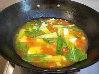 水晶豆腐番茄浓汤宝,在加入红薯淀粉,汤浓菜美。