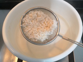 番茄丝瓜补钙粥,水煮开后,放入大米