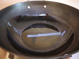 水晶豆腐番茄浓汤宝,开火先把锅烧热,放入适量油烧五成热。