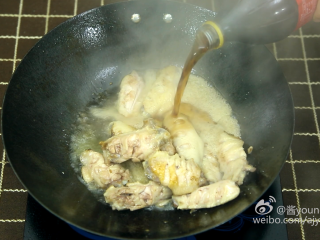 可乐鸡翅(懒人菜系列),9、倒入准备好的可乐,没过鸡翅(泡沫不计)。