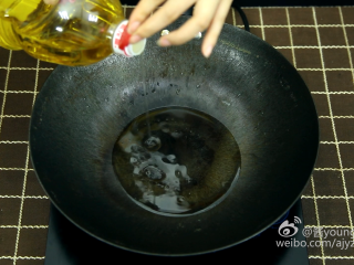可乐鸡翅(懒人菜系列),6、热锅,倒油。