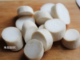 蚝油杏鲍菇,把杏鲍菇切成厚厚的圆片,下刀的时候可以斜着切,这样样子会更像鲍鱼一些。