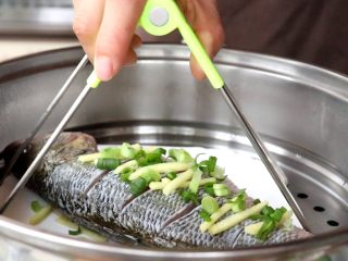 #年年有余#清蒸鲈鱼,去腥好的鲈鱼放入沸水的锅中tips:一定要是烧开水的锅来蒸,这样鱼肉才不会老