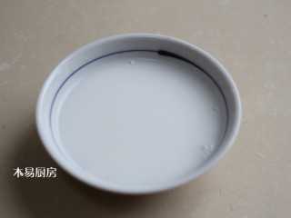 蚝油杏鲍菇,准备小半碗水淀粉,不要太粘稠了,勾一个薄芡就好。