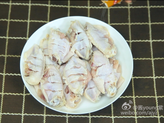 可乐鸡翅(懒人菜系列),2、加入适量食盐。