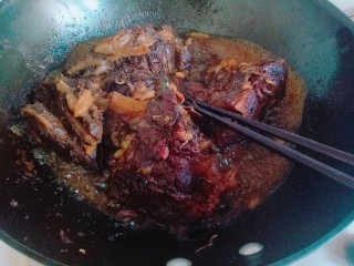 #食二星座#酱牛腱,连汤汁一起捞出倒入锅里大火收汤,不要全部收干,留三分之一的汤汁后关火。