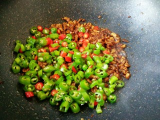 #猪年#辣子肉,肉末炒匀上色之后,会变得比较干一些,这个时候就可以把辣椒放进去