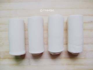 蒜蓉芝麻酱拌面,分割成四分面团,盘底抹少量油,然后每个面团之间都抹上一层油,叠在盘子里盖上保鲜膜,常温静置4小时以上,或者冰箱里冷藏过夜