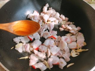 好吃的焖面,翻炒变色后,加料酒