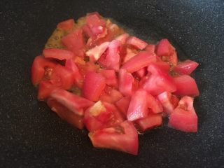 番茄金针菇鸡蛋汤,热锅热油放入番茄块,翻炒至番茄变软。