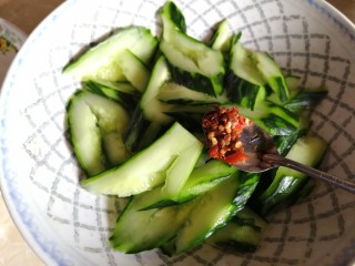 凉拌拍黄瓜,取出黄瓜,加一勺辣椒酱。