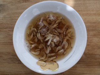 番茄丝瓜补钙粥,煮粥的同时,把虾米倒入料酒,浸泡10分钟,去腥味