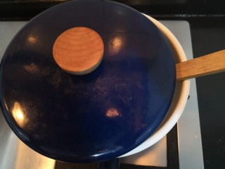 番茄丝瓜补钙粥,煮开后,关中小火,铲子留里面,盖上锅盖,煮20分钟