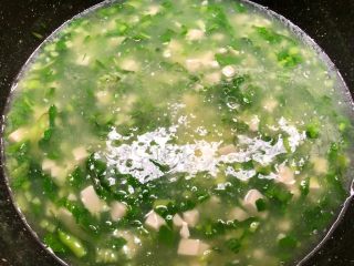 青菜豆腐汤,加入适量鸡精调味,搅拌均匀即可出锅。