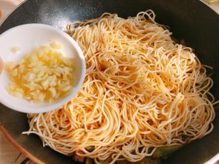 好吃的焖面,出锅前,将蒜末倒入