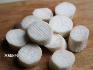 蚝油杏鲍菇,在杏鲍菇厚片的两面,用刀纵横交错切上花纹,注意不要切断。