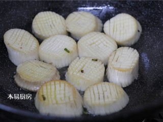 蚝油杏鲍菇,另一面也稍微煸一下,杏鲍菇表面经过煸炸后微微有些皱,很好看。