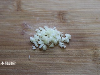 夏日小凉粉,大蒜拍扁,切成末,备用。