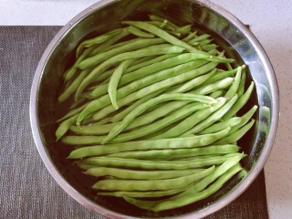 爆炒豆角,豆角先用清水清洗干净 浸泡