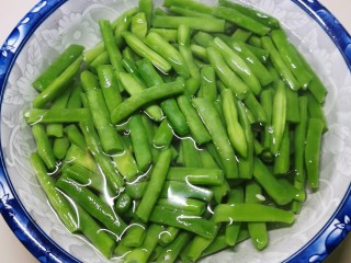 爆炒豆角,用纯净水过凉 控干备用