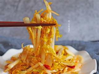 凉拌娃娃菜,娃娃菜口感甘甜清爽,除了做馅、小炒、煲汤,还可以做成可口开胃的凉拌菜。水分高热量低,也是减肥的佳品。