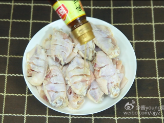 可乐鸡翅(懒人菜系列),3、加入适量料酒。