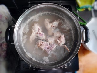 玉米胡萝卜山药排骨汤,锅內冷水放入排骨,大火煮开。待血沫浮起来后,将排骨捞起。