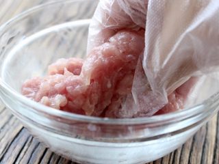 青椒炒肉,再抓匀,腌制15分钟以上