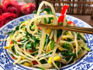豆芽炒韭菜,好吃的豆芽炒韭菜做好了,你喜欢吗?清理肠道,杀菌消炎,最适合这个季节食用。