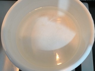 番茄丝瓜补钙粥,锅中加入500克清水,大火烧煮