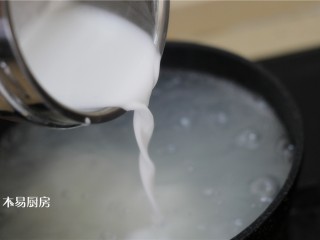 夏日小凉粉,将调匀的淀粉水倒入锅中,边倒边搅拌。
