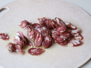 蒜苔炒腊肠,腊肠洗净切片;