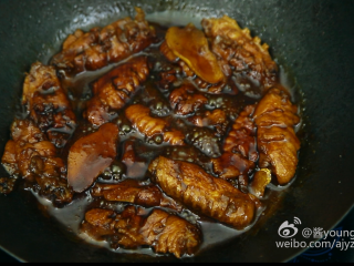 可乐鸡翅(懒人菜系列),12、中火5分钟转小火5分钟(转小火时将浮沫撇掉)(收汁)
