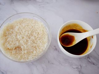 土豆腊肠焖饭,大米淘洗干净,把蚝油、味极鲜酱油、盐放入碗中调成酱汁备用