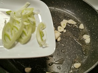 爆炒豆角,放入葱片