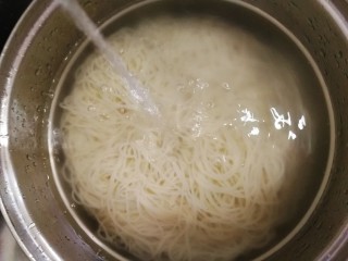 家常冷面,快速捞出冷面过凉水,要多换两遍凉水,直到水清澈。