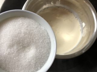 奶香布丁,牛奶和糖隔热水加热并不断搅拌,至糖融化,然后将牛奶冷却至不烫手。