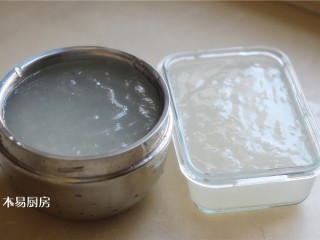 夏日小凉粉,将煮好的糊糊放入到容器中,放凉后,盖上盖子,放到冰箱里冷藏。