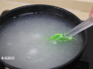 夏日小凉粉,搅拌至液体粘稠,且无颗粒的糊,然后边搅拌边煮1-2分钟,关火。