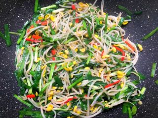 豆芽炒韭菜,待两样蔬菜都炒熟以后,放入适量鸡精翻炒均匀,即可出锅。