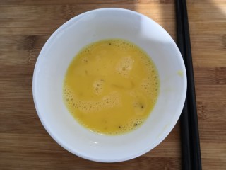 番茄丝瓜补钙粥,用筷子,把鸡蛋虾米,搅拌均匀,备用
