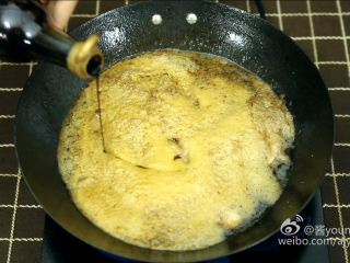 可乐鸡翅(懒人菜系列),10、倒入少许生抽。