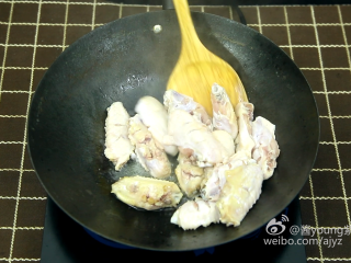 可乐鸡翅(懒人菜系列),7、将鸡翅下锅煎炸。